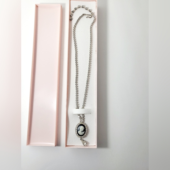 Vintage CAMEO Swavorksi Crystal Necklace - Picture 13 of 15